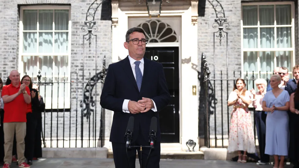 Andy Burnham afasta vice-primeiro-ministro e três ministros