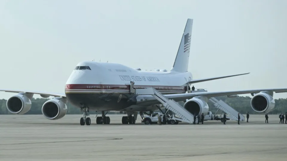 EUA recolhe para "atualizações" avião presidencial oferecido pelo Qatar