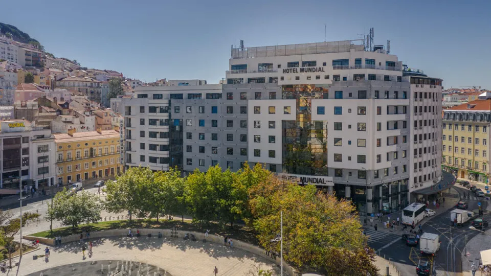 Hotel Mundial pôs à venda camas, espelhos e não só. Há peças desde 4,96€