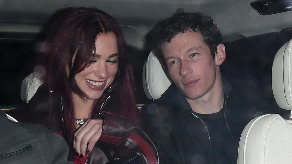 Dua Lipa e Callum Turner cantam os parabéns a desconhecida em bar