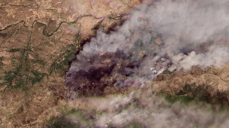 Imagens de satélite mostram antes e depois de incêndios em Espanha
