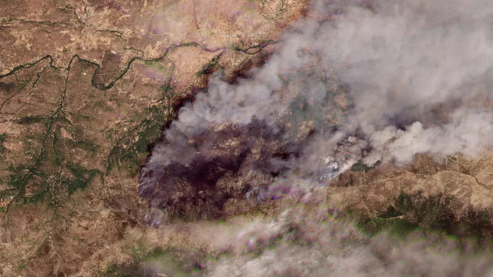 Imagens de satélite mostram antes e depois de incêndios em Espanha