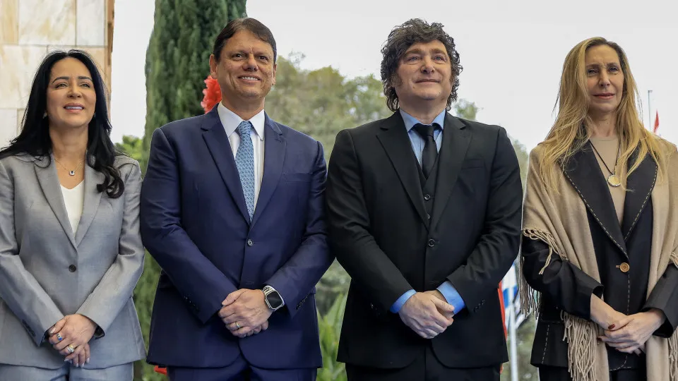 Milei condecorado em São Paulo antes da candidatura de Flávio Bolsonaro