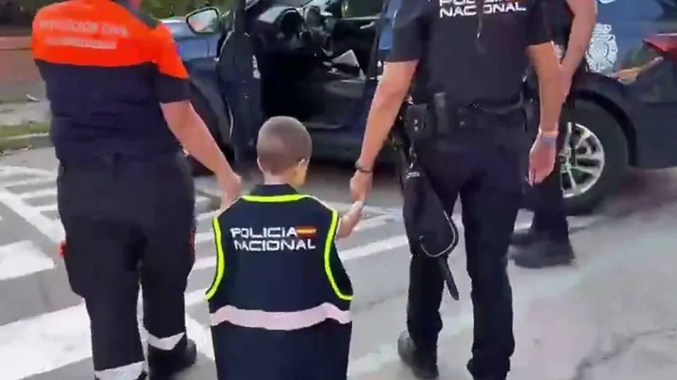 Fogos: Menino cego de 4 anos rouba "coração" da polícia espanhola. Veja