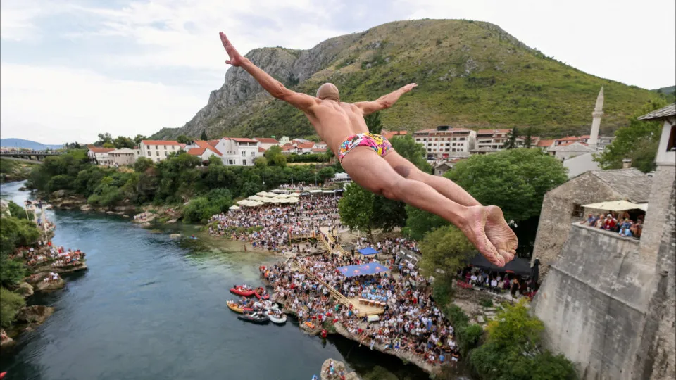 Ponte Mostar volta a receber mergulhos (e muito público). Eis as imagens