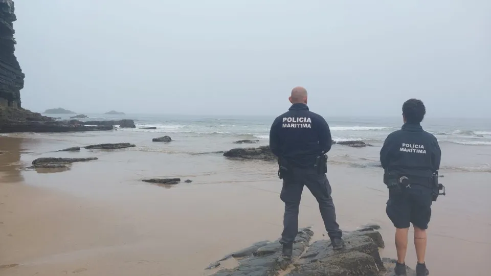Nevoeiro dificulta buscas no mar por jovem que desapareceu em Aljezur