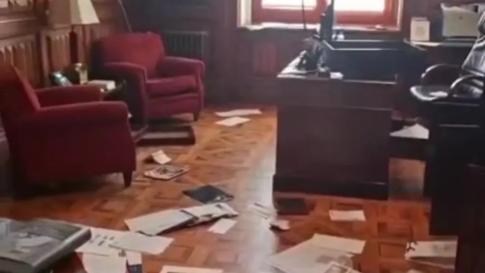 Gabinete de André Ventura vandalizado na Assembleia. PJ está no local