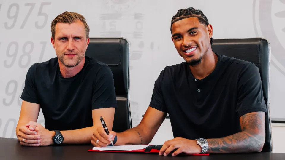 Oficial: Otávio deixa Estrela e assina pelo Eintracht Frankfurt