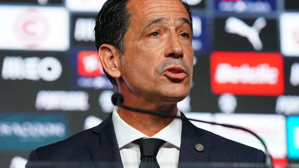 Pedro Proença se dirige aos árbitros antes da nova temporada