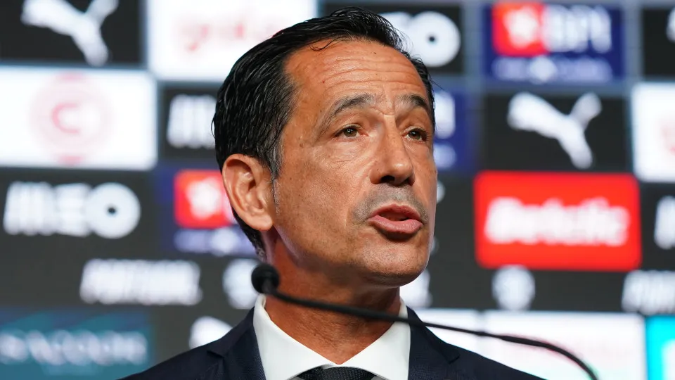 Pedro Proença se dirige aos árbitros antes da nova temporada