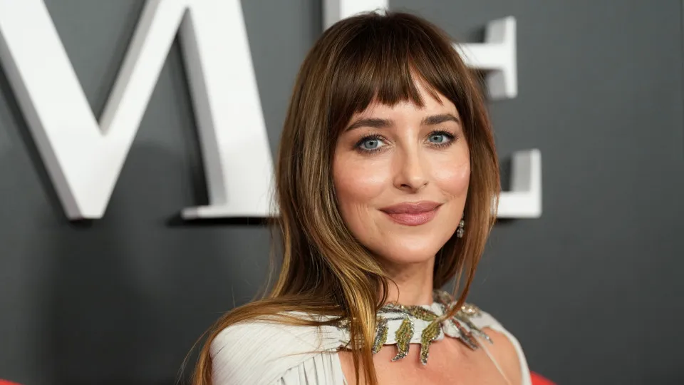 Dakota Johnson irreconhecível no papel de Marilyn Monroe. A imagem