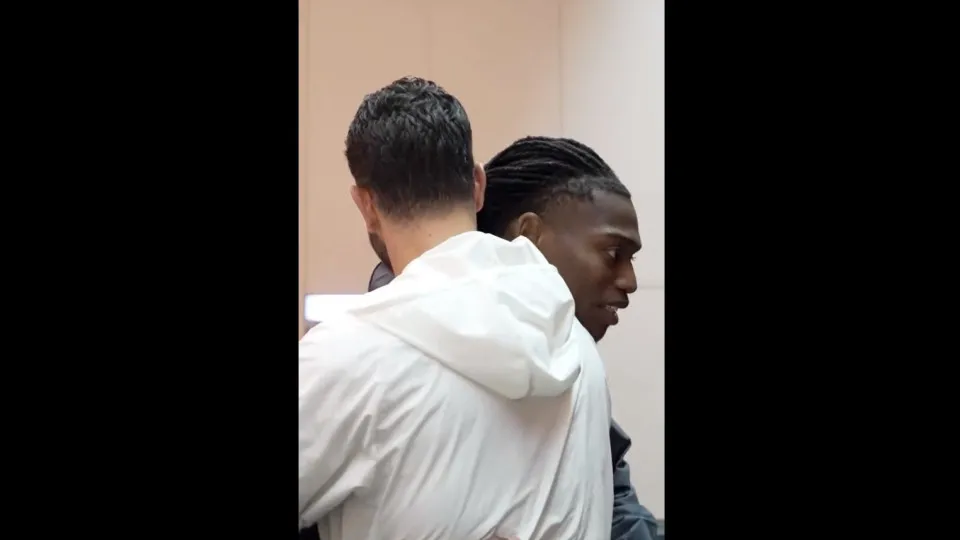 O momento em que Gonçalo Ramos e Rafael Leão aparecem no estágio do Milan