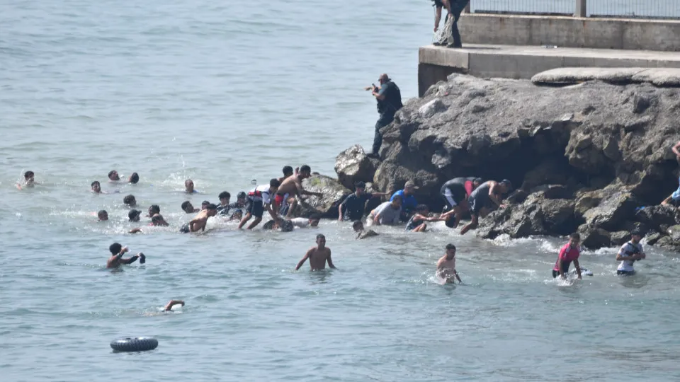Milhares de pessoas entram em Ceuta a pé desde Marrocos