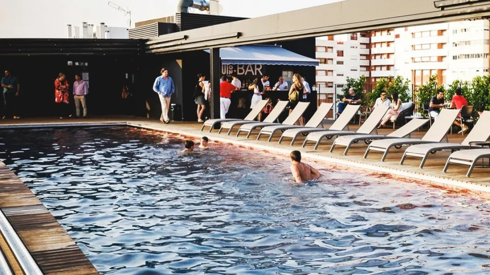 Brunch com piscina? 5 hotéis para aproveitar o verão na Grande Lisboa