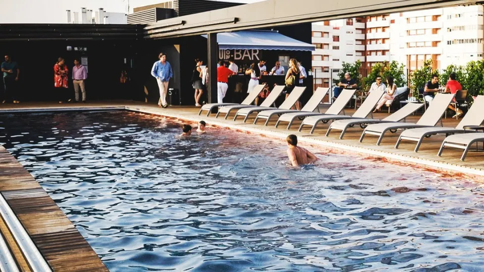 Brunch com piscina? 5 hotéis para aproveitar o verão na Grande Lisboa