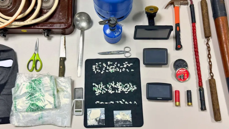 Dois detidos em Almada: Droga e armas (incluindo chicote) apreendidos