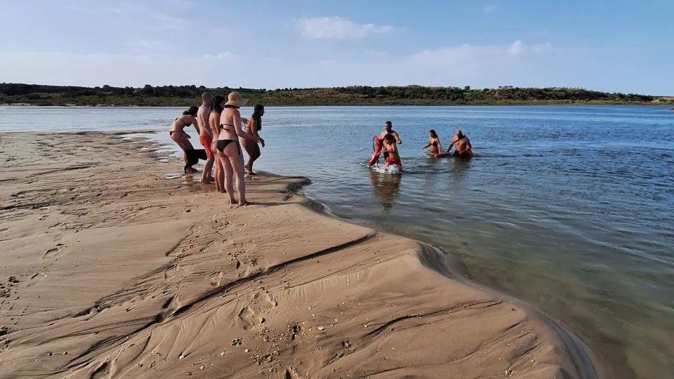 Duas crianças alemãs, de 9 e 15 anos, resgatadas na barra da Cacela Velha