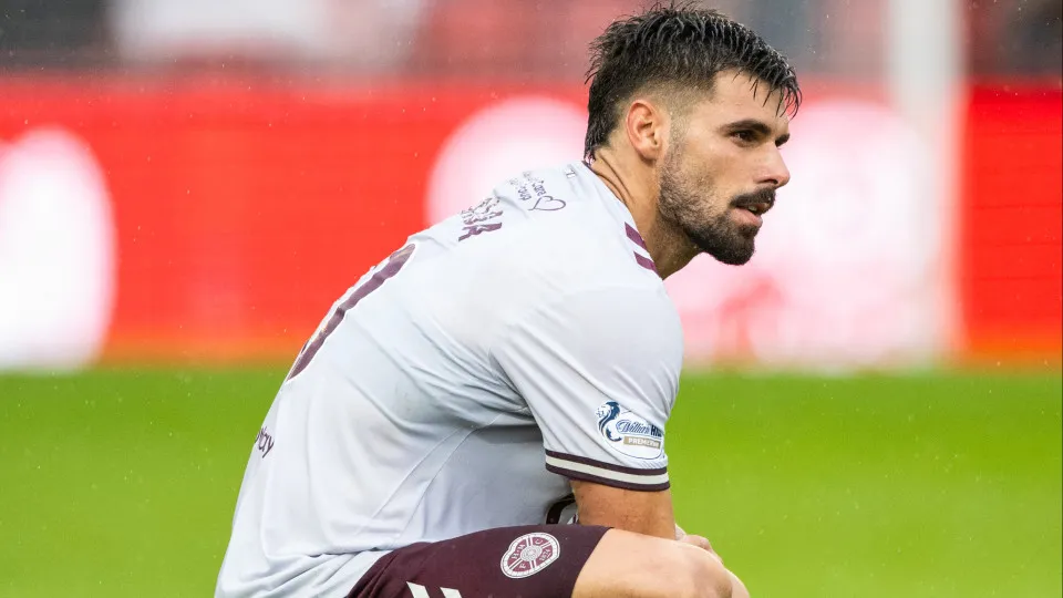 Hearts sofre reviravolta no último minuto antes de enfrentar o Benfica