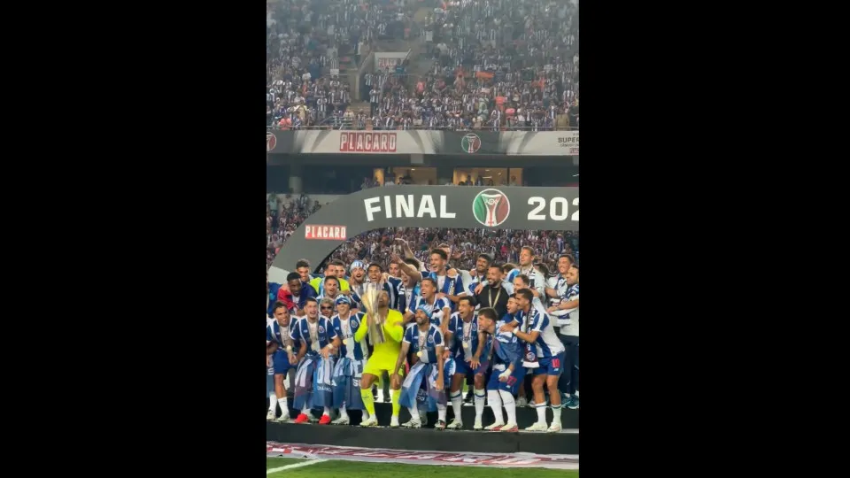 Diogo Costa levanta a Supertaça após vitória do FC Porto
