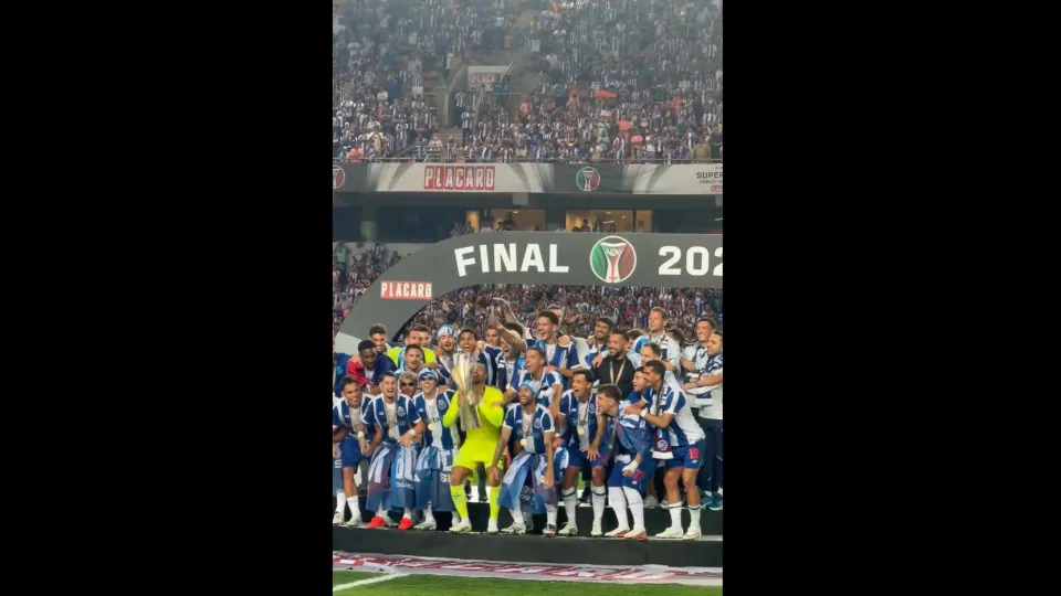 Diogo Costa levanta a Supertaça após vitória do FC Porto