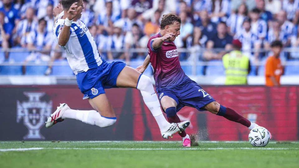Lesão de Bednarek na Supertaça Cândido de Oliveira devido a relvado em mau estado