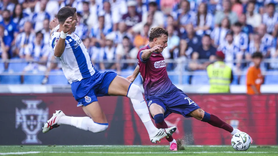 Lesão de Bednarek na Supertaça Cândido de Oliveira devido a relvado em mau estado
