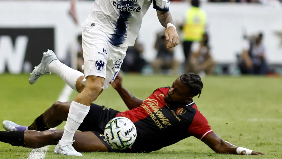 Lesão grave de Orbelín Pineda em jogo do Monterrey contra o Atlas