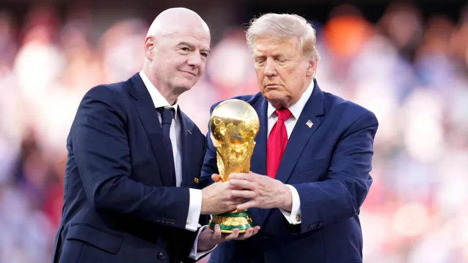 Gianni Infantino resiste a pedidos de demissão e busca apoio de Trump