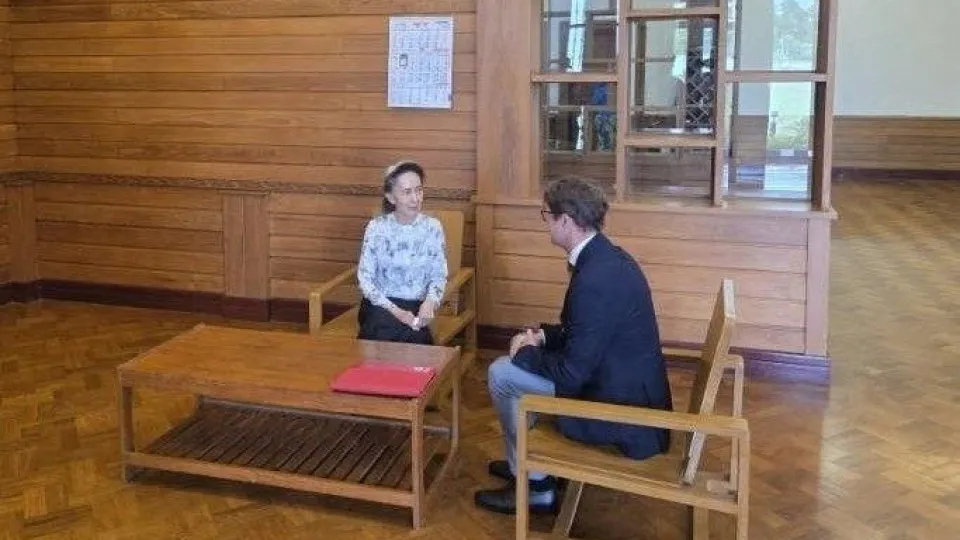 Aung San Suu Kyi vista publicamente pela primeira vez desde 2021
