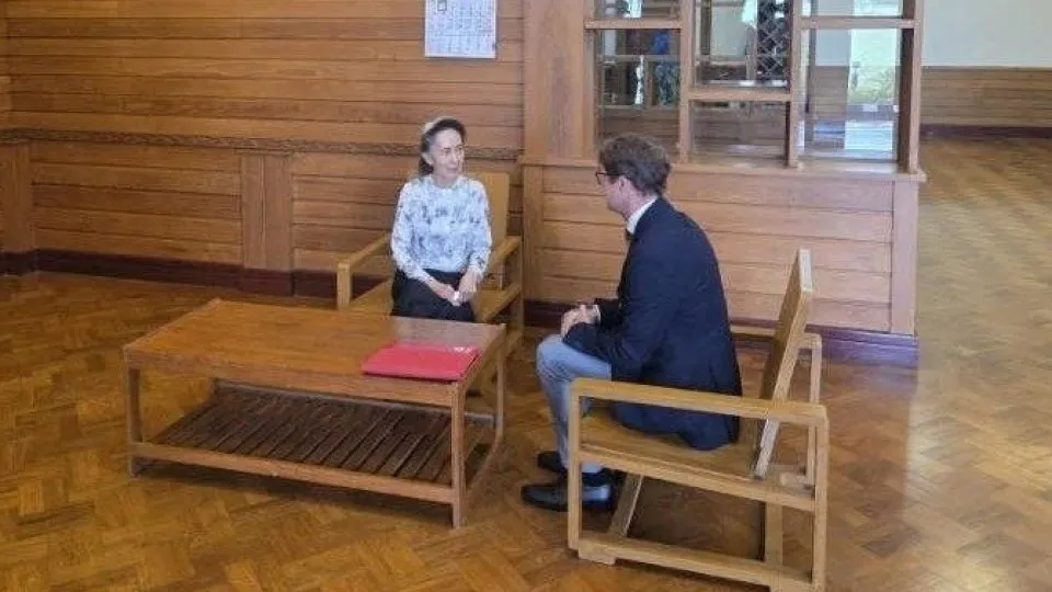 Aung San Suu Kyi vista publicamente pela primeira vez desde 2021