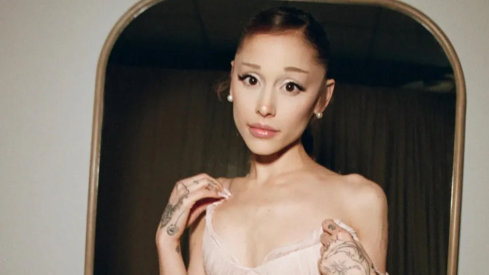 Ariana Grande anuncia pausa na carreira após "escrutínio constante"