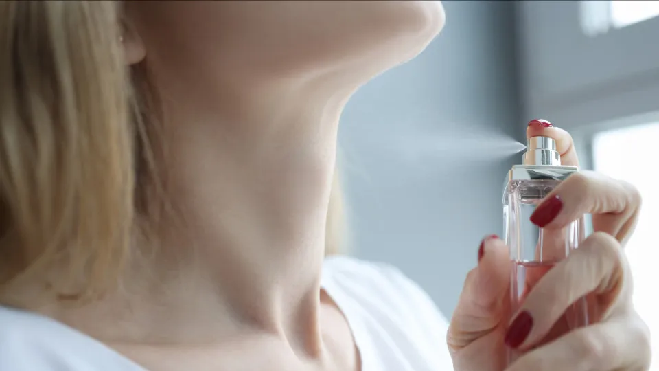 Estudo alerta: Borrifar perfume no pescoço pode afetar as hormonas