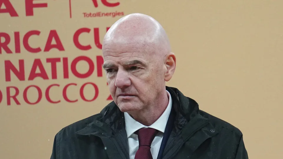 Inglaterra também retira apoio e deixa Infantino no fio da navalha