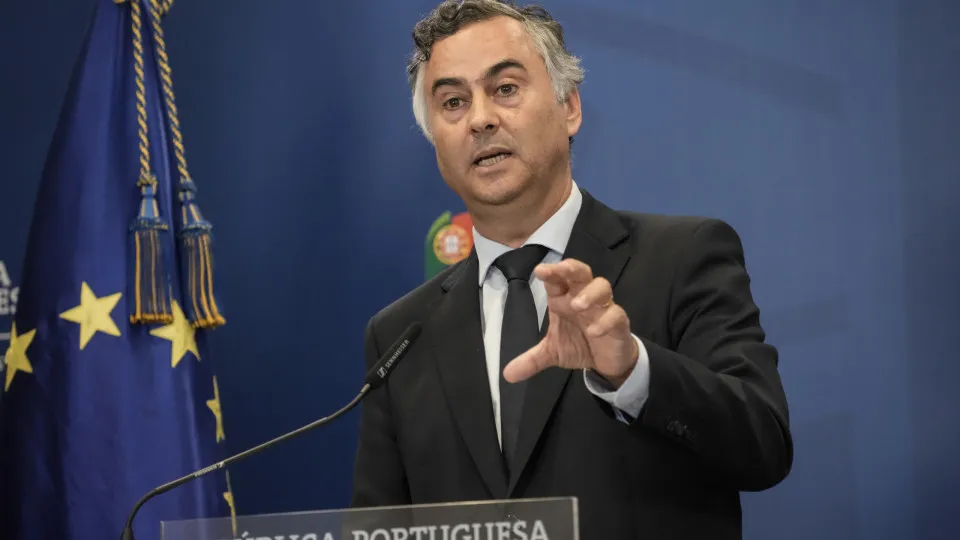 AO MINUTO: Caos nos exames leva Fernando Alexandre à AR. Acompanhe aqui