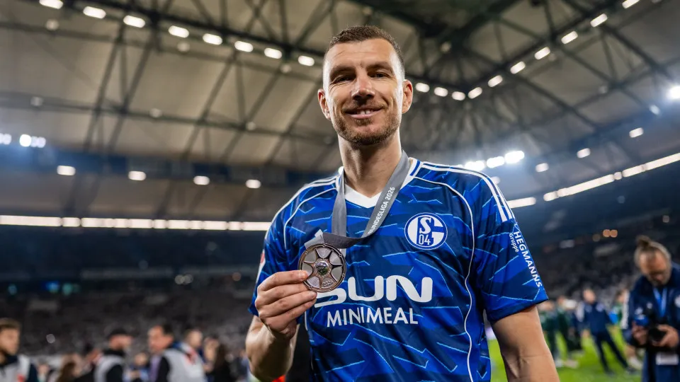 Edin Dzeko renova contrato com o Schalke 04 por mais uma temporada