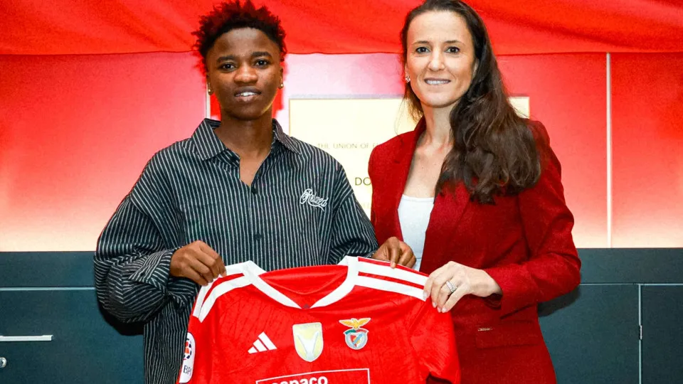 Benfica contrata a atacante nigeriana Flourish Sabastine até 2029