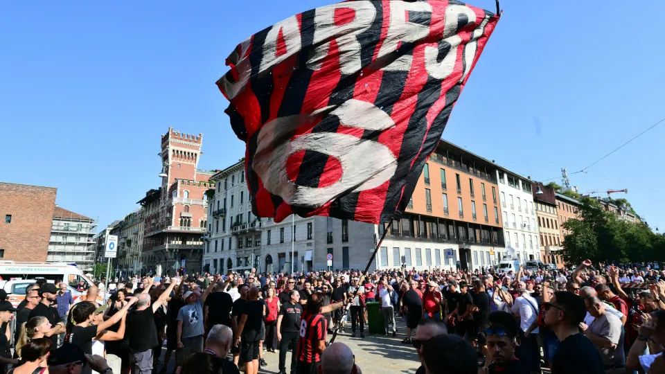 Muita emoção e lendas do futebol italiano no último adeus a Franco Baresi