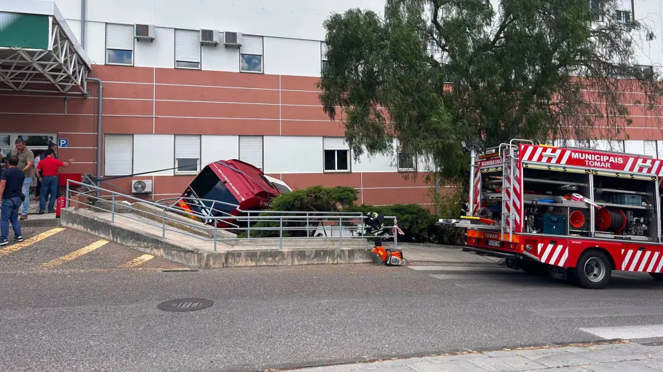 Um morto após autocarro embater contra hospital em Tomar: O que se sabe
