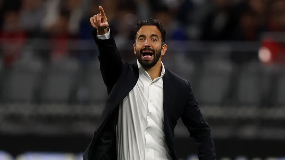 Toque de Ruben Amorim salva AC Milan no primeiro grande teste
