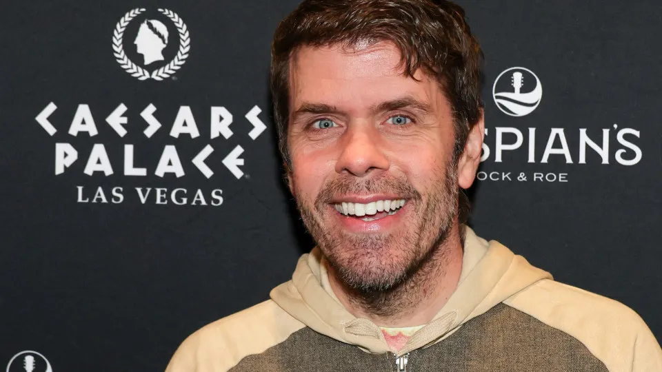 TikTok alvo de críticas por demora em remover vídeo de Perez Hilton