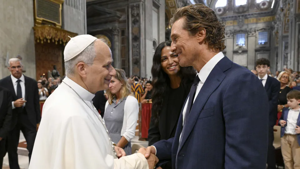 Matthew McConaughey e a mulher encontram-se com o Papa no Vaticano