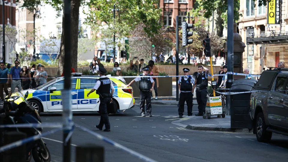Mulher acusada de esfaquear quatro homens fica sob custódia em Londres