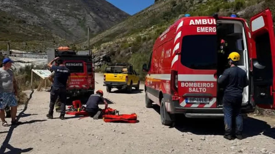 Bombeiros de Salto resgatam homem após queda nas Sete Lagoas no Gerês