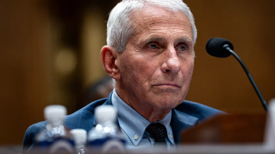Anthony Fauci combateu pandemia e agora enfrenta Senado: O que se passa?