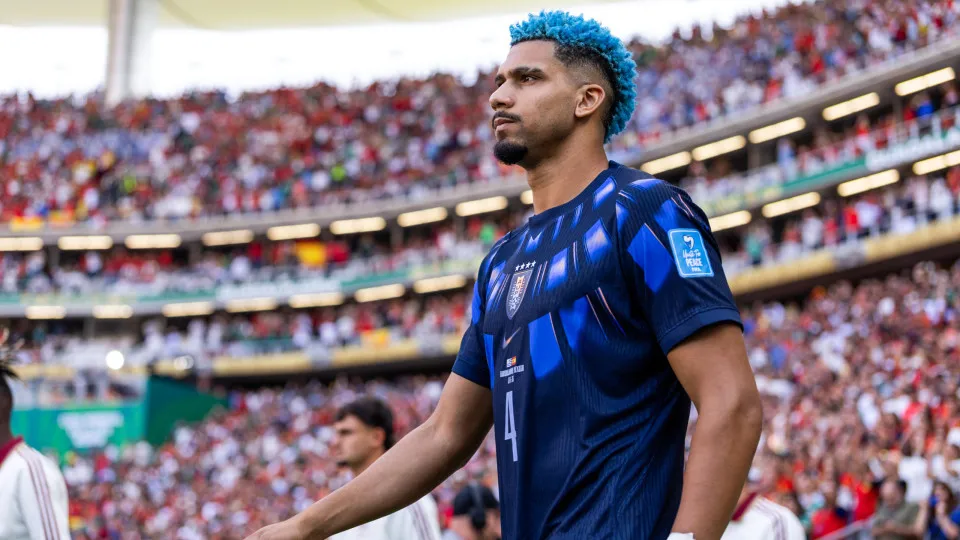 Ronald Araújo a caminho do Liverpool em transferência inesperada