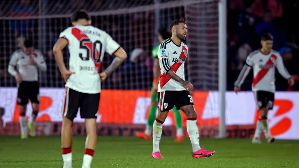 River Plate sofre quarta derrota consecutiva e Otamendi critica arbitragem