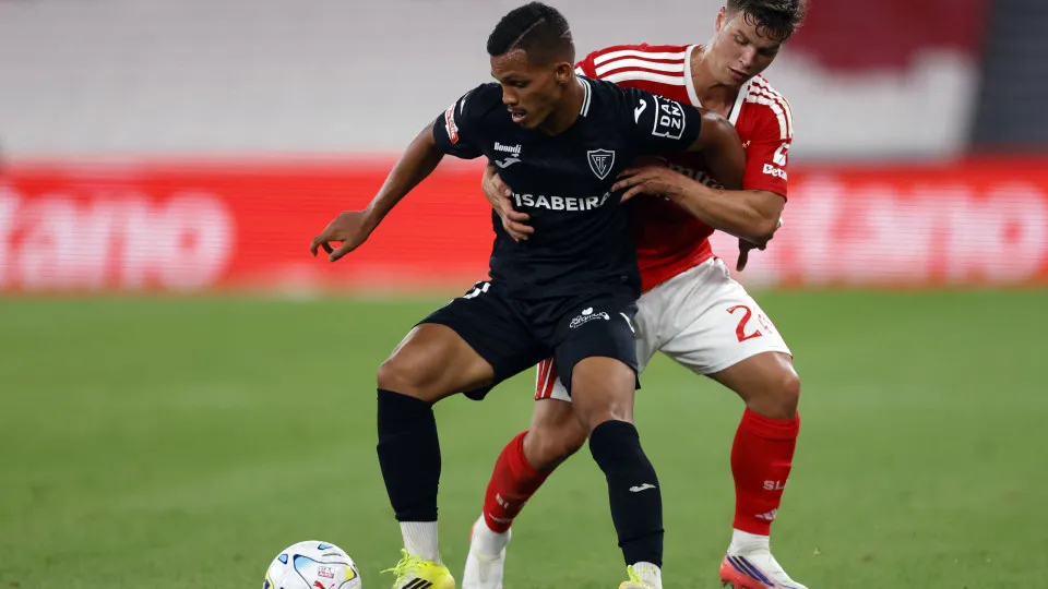 Desperdício paga-se caro. Benfica tropeça com o Académico na estreia