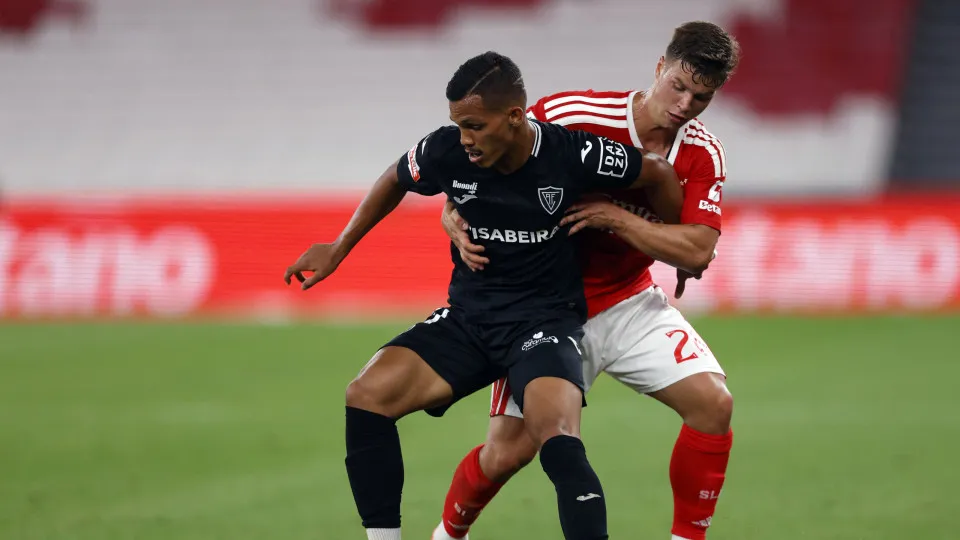 Desperdício paga-se caro. Benfica tropeça com o Académico na estreia