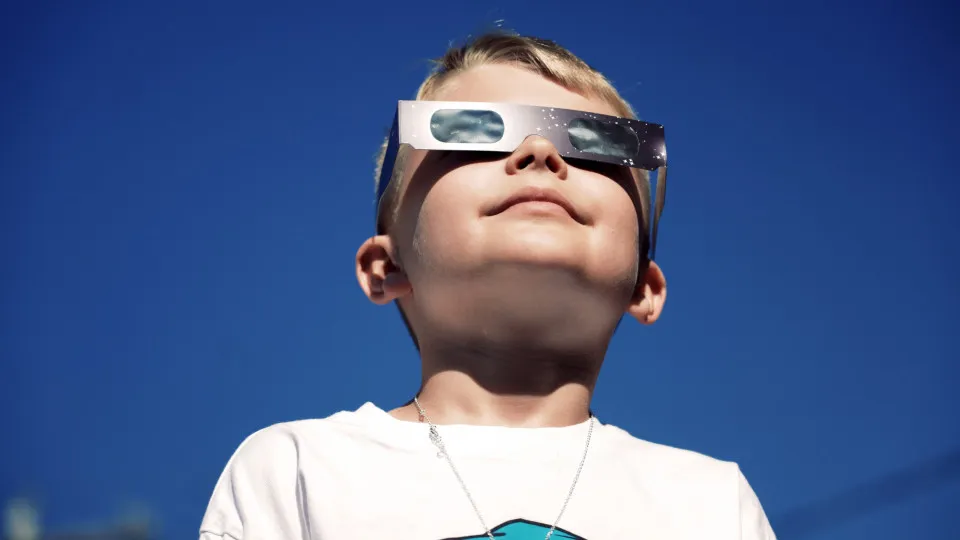 Óculos para o eclipse (sempre) a esgotar. No OLX podem custar... 20 euros
