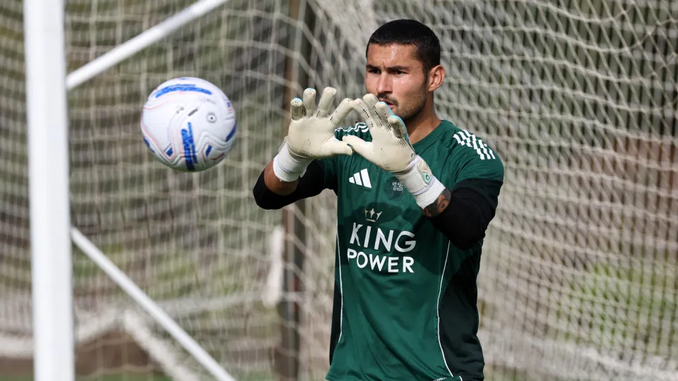 Marítimo contrata o guarda-redes Fran Vieites do Leicester City